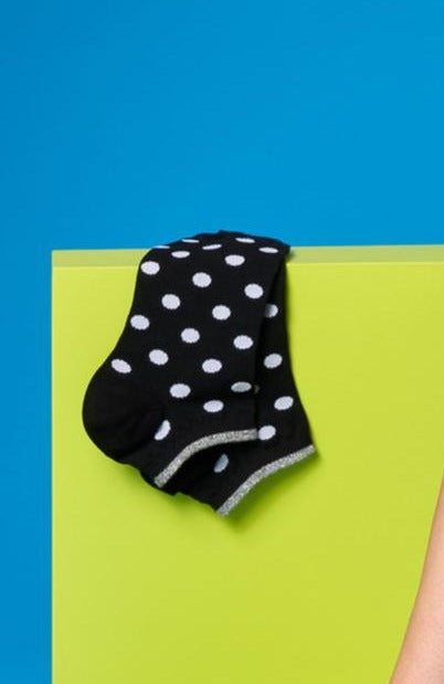 SiSi Seventy Calzino - Low cotton ankle socks with a white polka dot pattern, silver lam̩ stripe cuff, available in lilac purple and black.