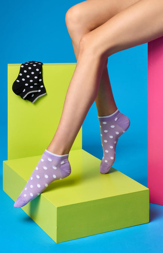 SiSi Seventy Calzino - Low cotton ankle socks with a white polka dot pattern, silver lam̩ stripe cuff, available in lilac purple and black.