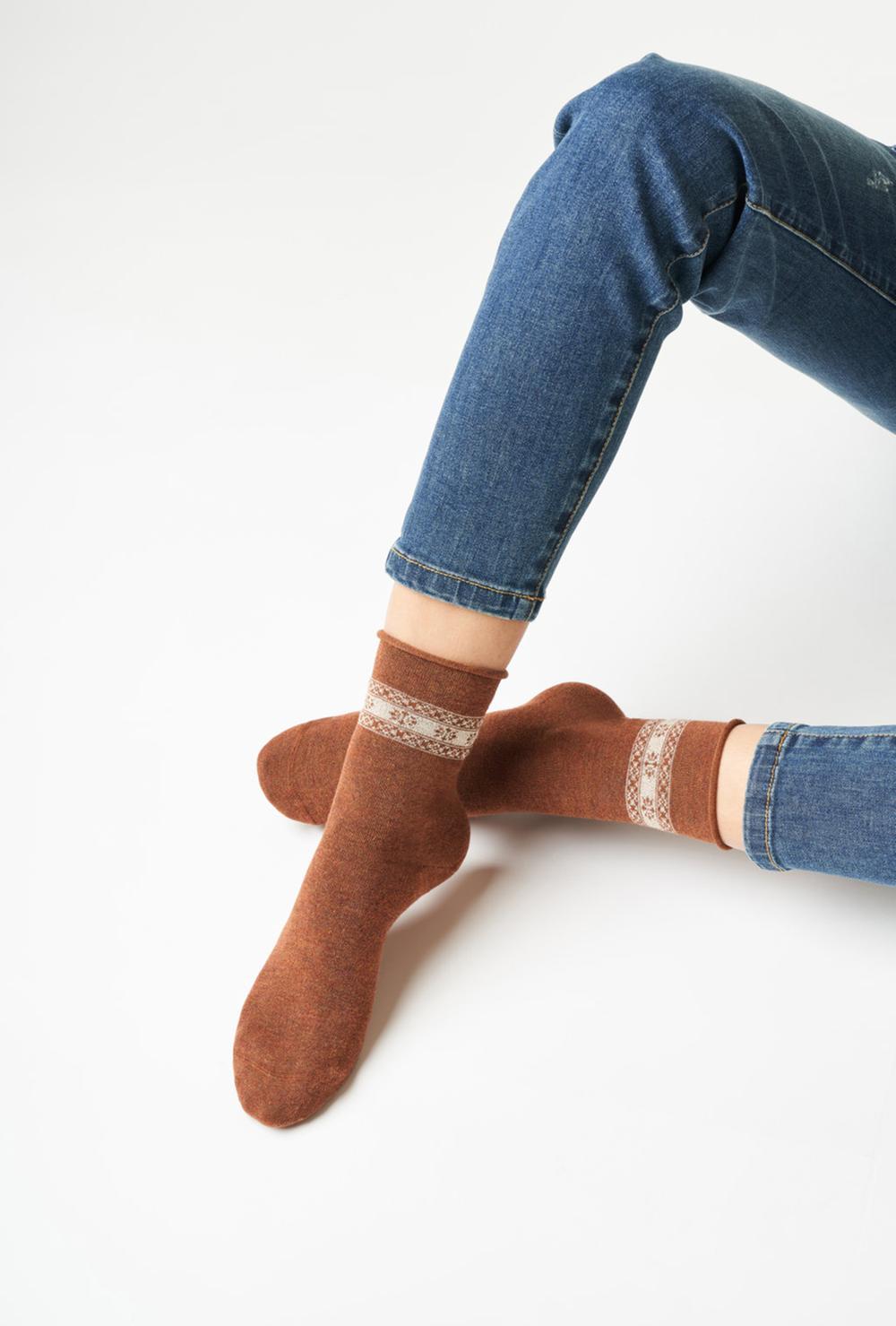 SiSi Comfy Calzino - Soft rusty fleck viscose mix ankle sock with a no cuff roll top, sparkly gold fairisle snowflake style band around the ankle and flat toe seam.