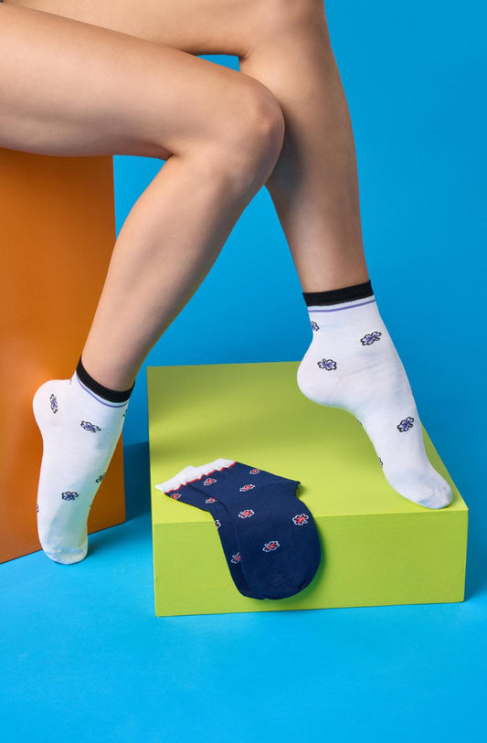 SiSi Luck Calzino - Quarter high cotton ankle socks with a small dotted shamrock style pattern, striped cuff with silver lam̩ stripe cuff, shaped heel and flat toe seam.